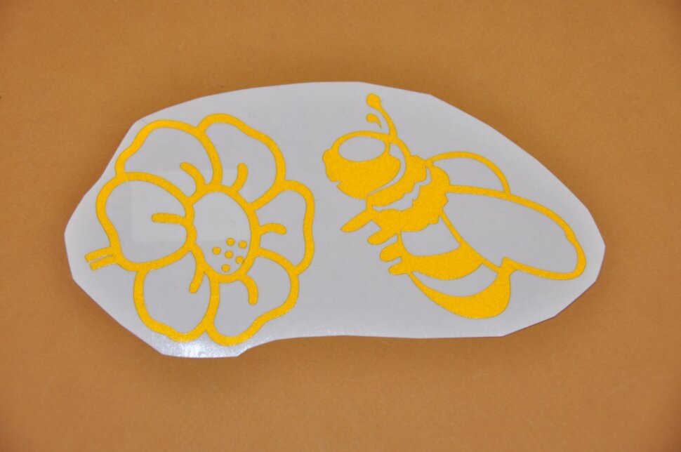 Наклейка на авто (пчела) светоотражающая (№3)