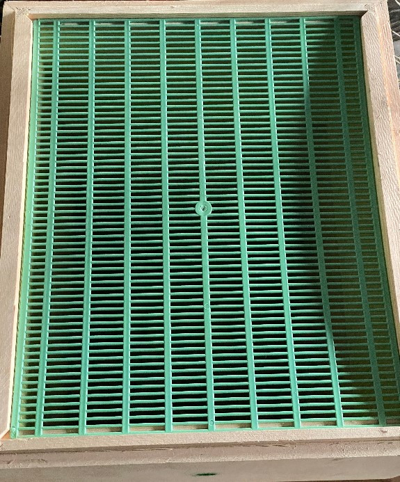 Решітка роздільна на 10 рам вулик 470×375×3 мм кольорова